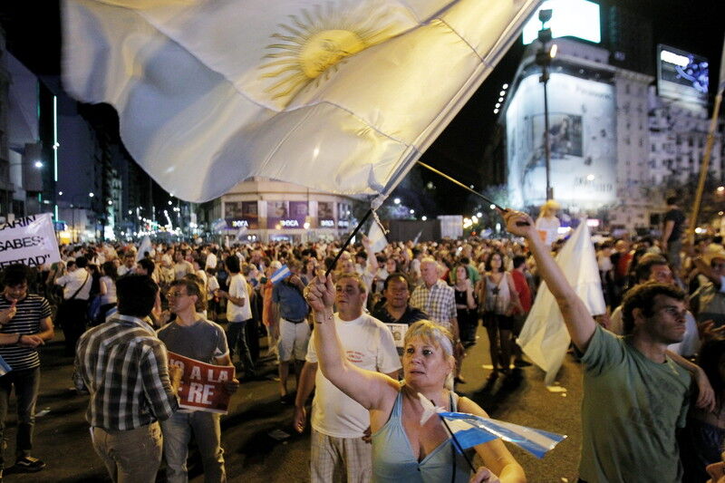 В Аргентине массово протестуют против третьего срока президента