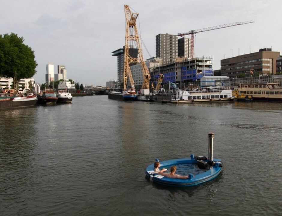 Создана лодка-джакузи на дровах. Фото 