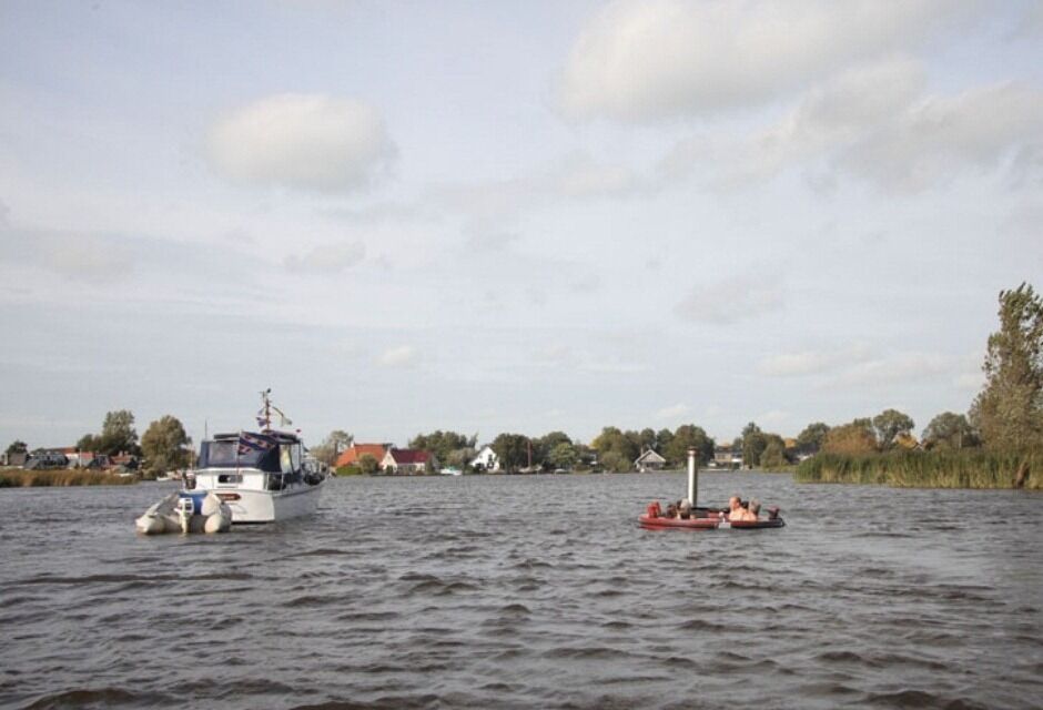 Создана лодка-джакузи на дровах. Фото 