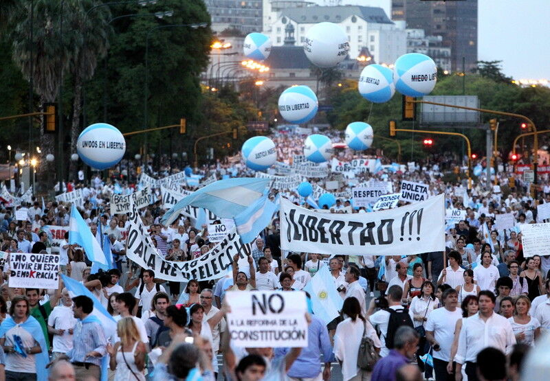 В Аргентине массово протестуют против третьего срока президента