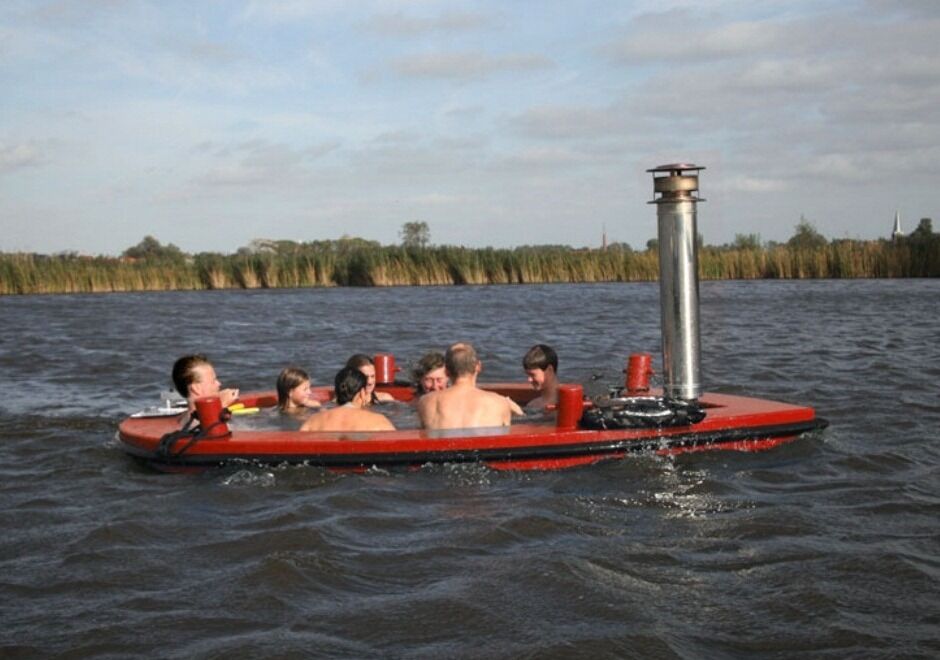 Создана лодка-джакузи на дровах. Фото 
