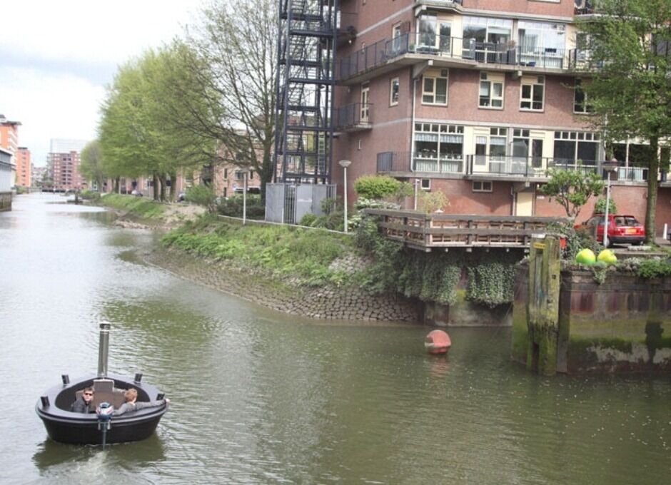 Создана лодка-джакузи на дровах. Фото 