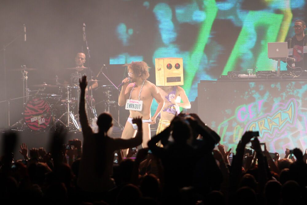 Стриптиз от LMFAO