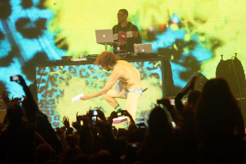 Стриптиз от LMFAO