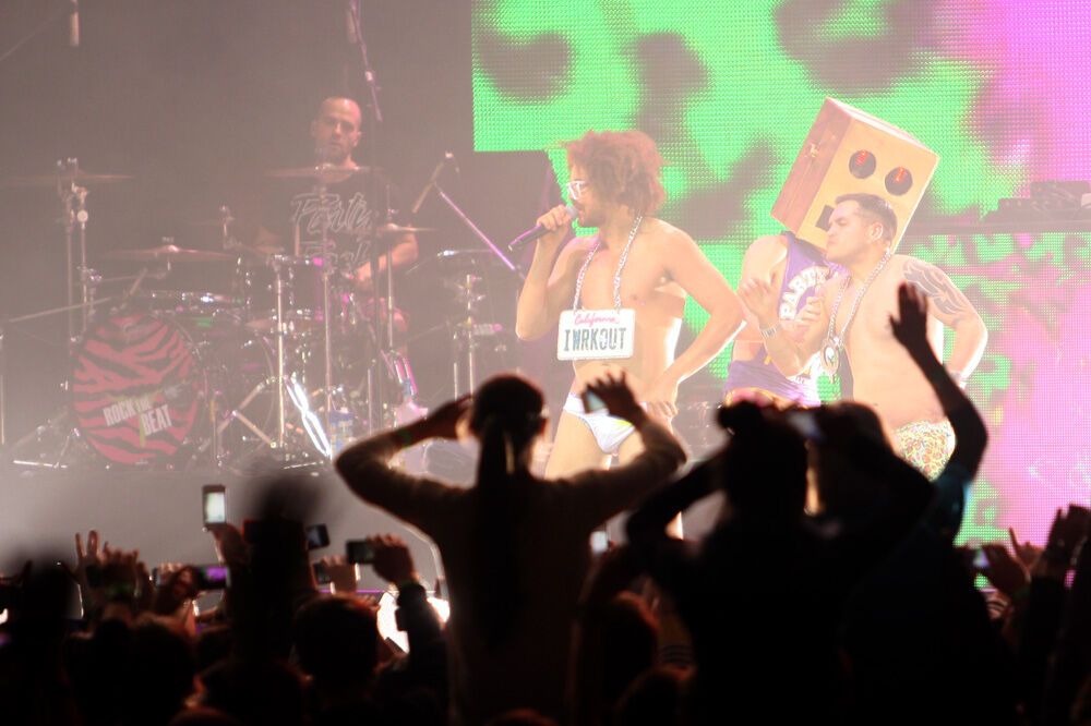 Стриптиз от LMFAO