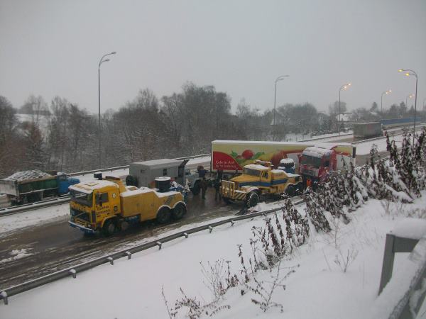 На Ривненщине МЧС помогло сербу, съехавшему на фуре в кювет. Фото