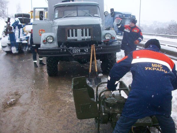 На Ривненщине МЧС помогло сербу, съехавшему на фуре в кювет. Фото