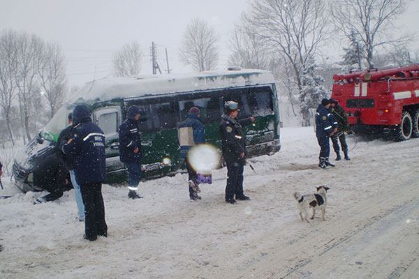 Автобус на Тернопольщине завис над пропастью с 9 людьми. Фото 