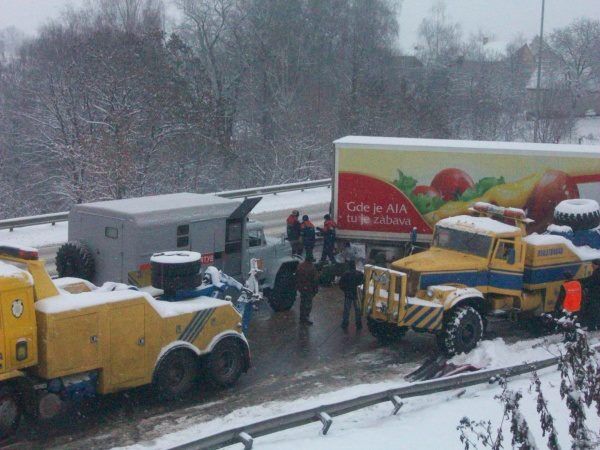 На Ривненщине МЧС помогло сербу, съехавшему на фуре в кювет. Фото