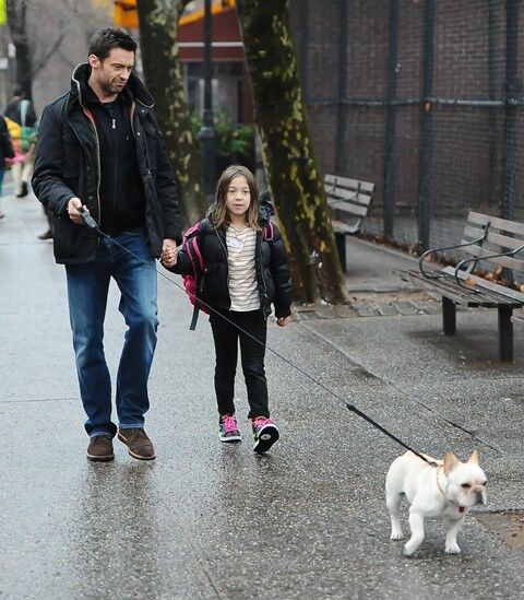Хью Джекман встречает дочь с занятий. Фото