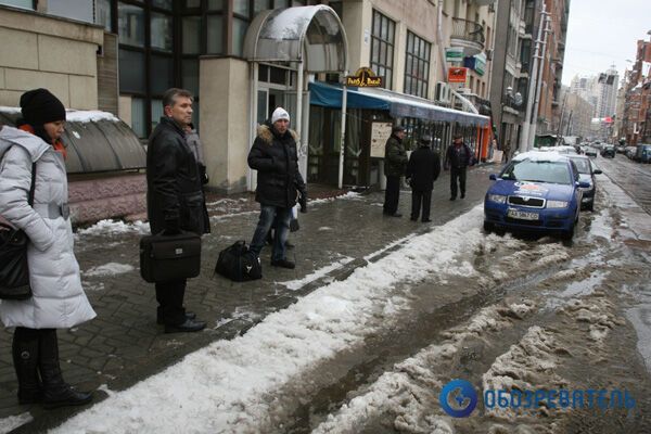 В центре Киева запретили парковку в сильные снегопады. Видео