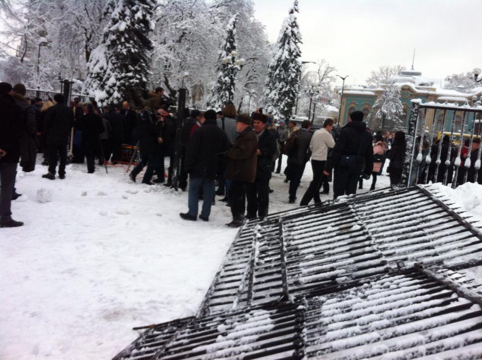 "Свобода" снесла ворота под Радой. Добавлено видео