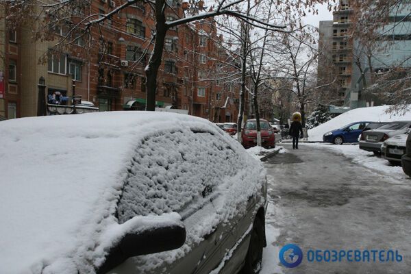 В центре Киева запретили парковку в сильные снегопады. Видео