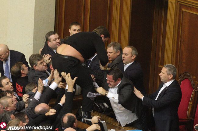 В первый же день работы Рады не обошлось без драки