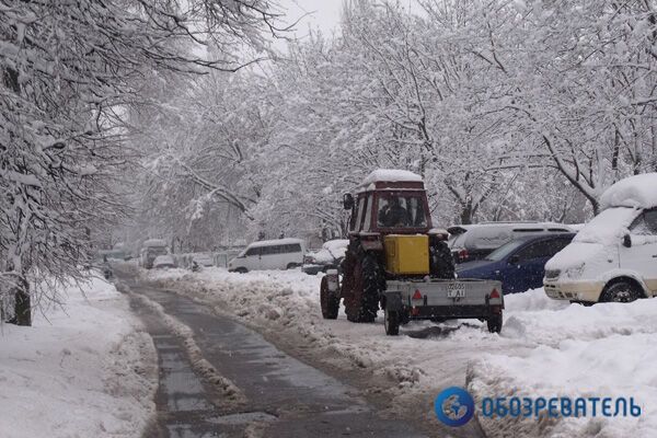 В Киеве дворники за свои деньги покупают соль для тротуаров. Видео