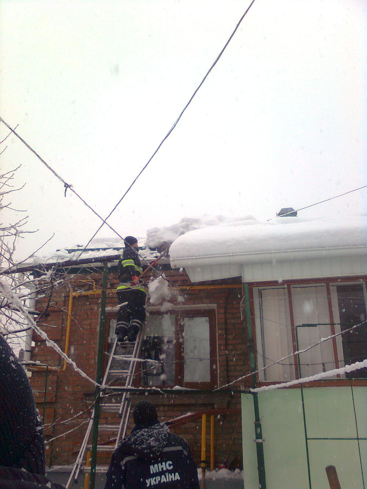 На Киевщине из-за снегопадов обрушились крыши домов