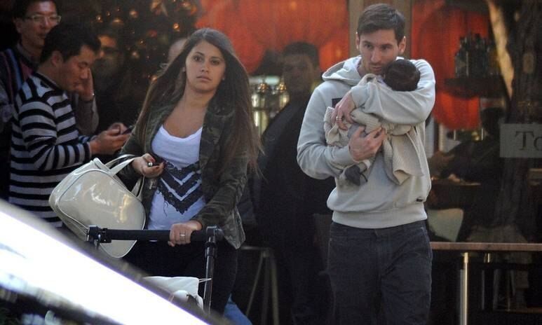 Месси впервые прогулялся с сыном по Барселоне