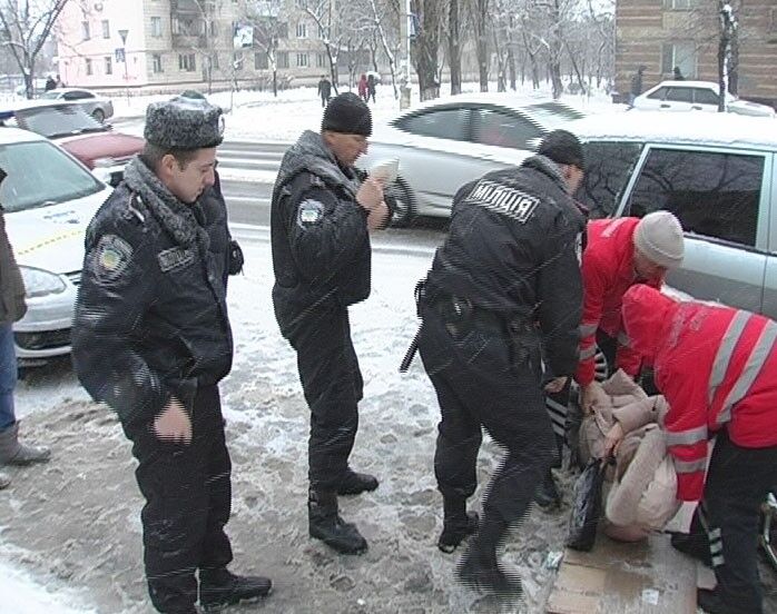 В Киеве машину занесло на снегу прямо на пешехода  