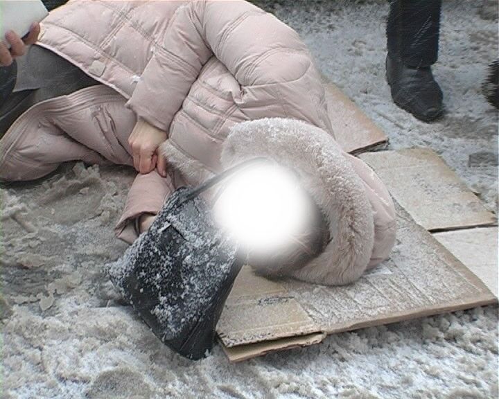 В Киеве машину занесло на снегу прямо на пешехода  