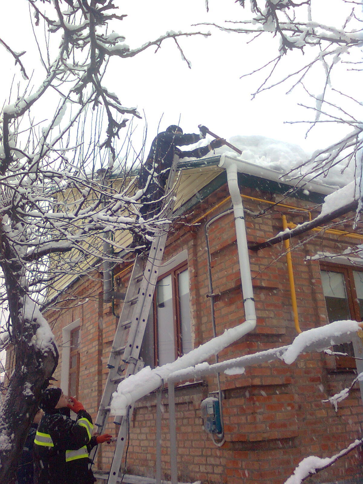 На Киевщине из-за снегопадов обрушились крыши домов