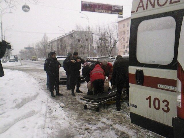 В Киеве машину занесло на снегу прямо на пешехода  