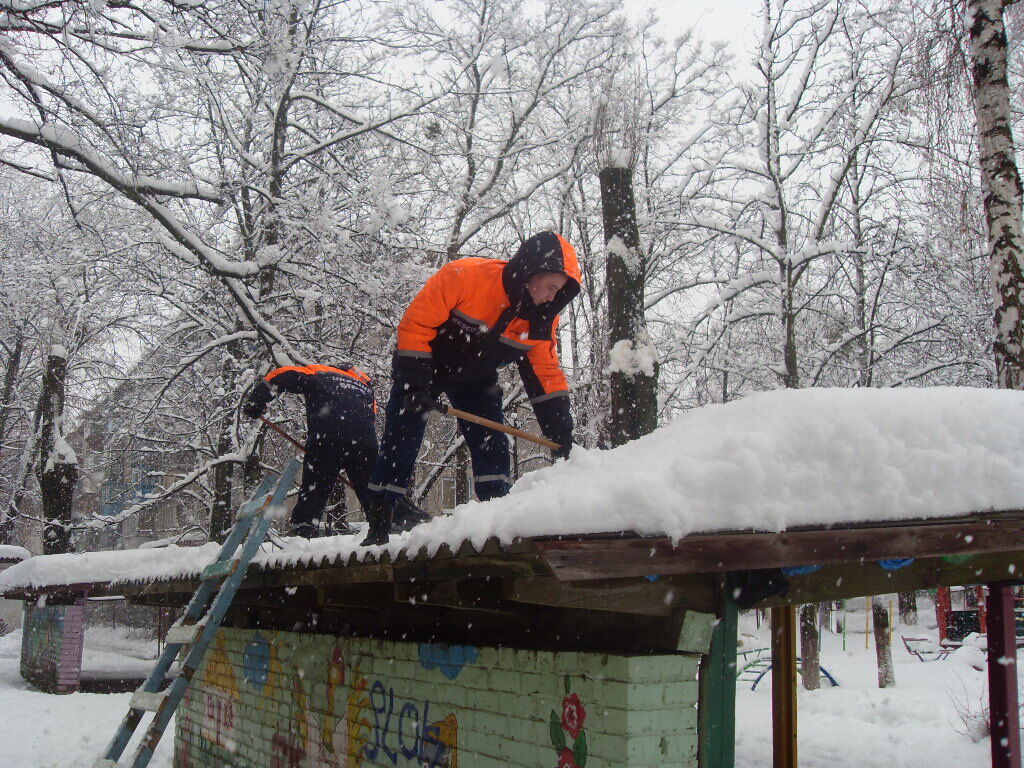 На Киевщине из-за снегопадов обрушились крыши домов