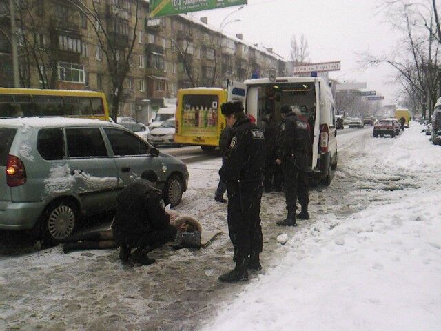 В Киеве машину занесло на снегу прямо на пешехода  