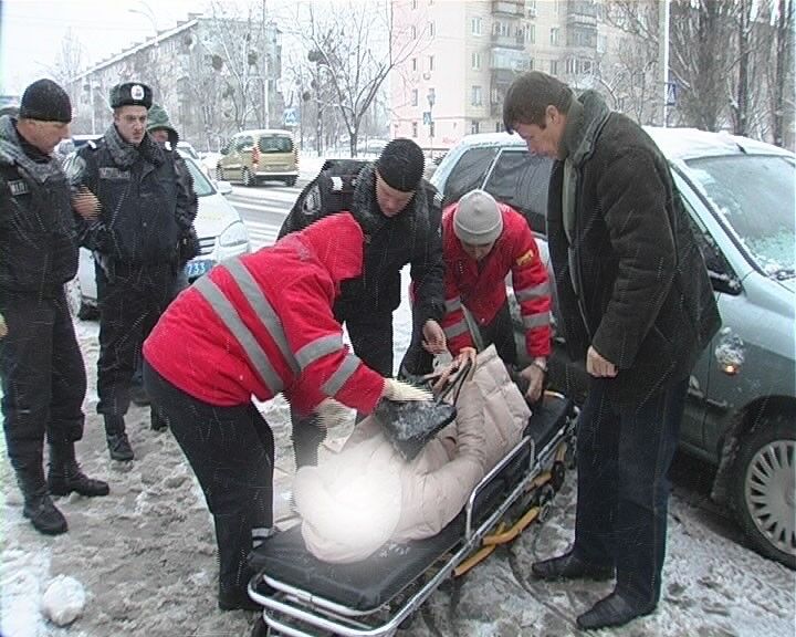 В Киеве машину занесло на снегу прямо на пешехода  