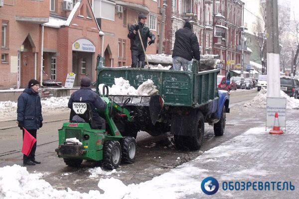 В Киеве дворники за свои деньги покупают соль для тротуаров. Видео