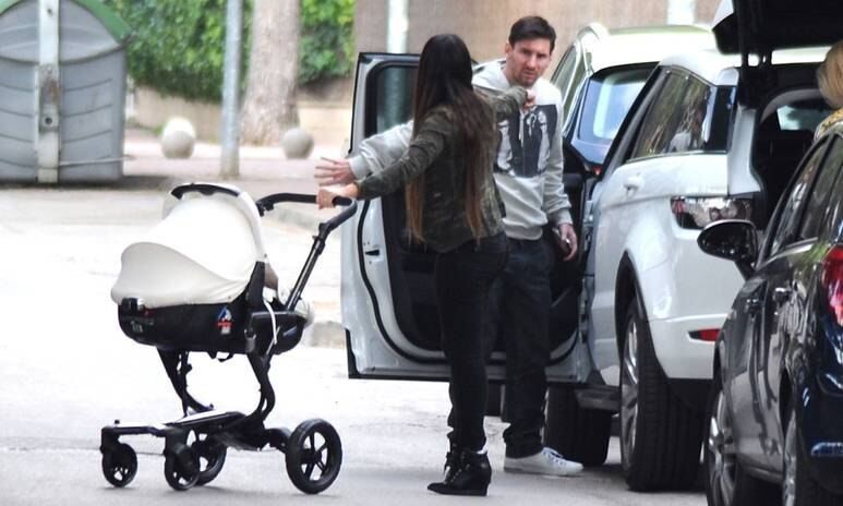 Месси впервые прогулялся с сыном по Барселоне