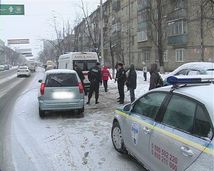 В Киеве машину занесло на снегу прямо на пешехода  