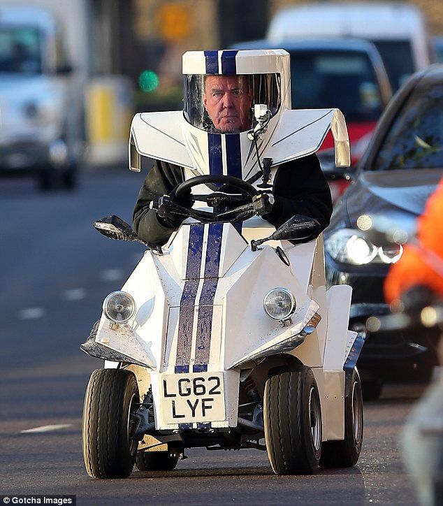 Ведущий Top Gear испытывает "скафандр на колесах". Фото
