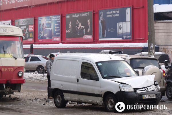 В Киеве из-за ДТП остановились около 30 трамваев