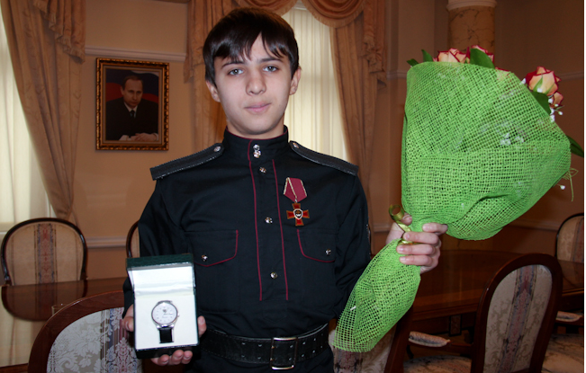 Киевский школьник за спасение российского флага получил iPad и часы от Путина