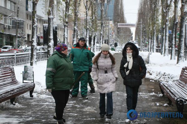 Зима в Киеве: падают деревья, крыши, люди