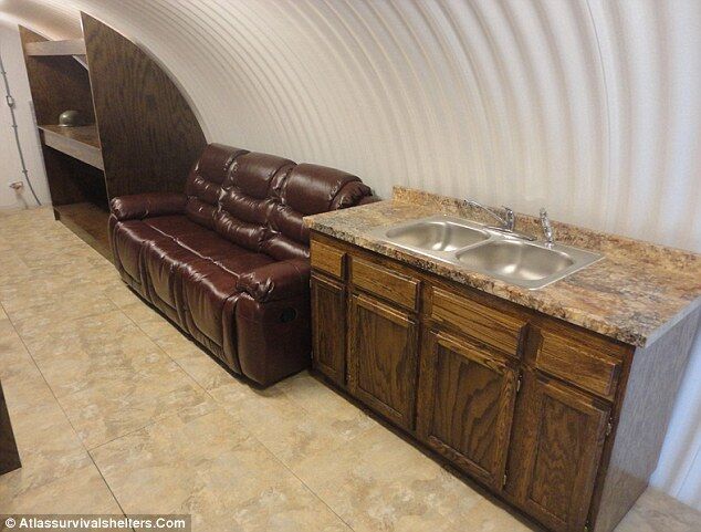 Фото дня: бункер с кожаными диванами и ТВ на Конец Света