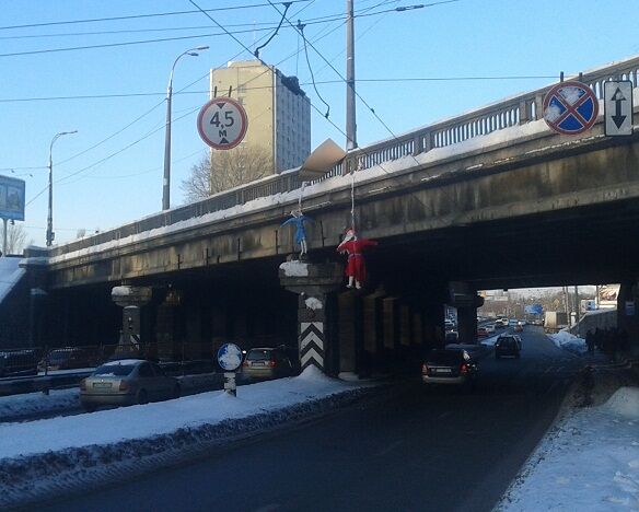 В Киеве "повесили" Деда Мороза. Фото. Видео