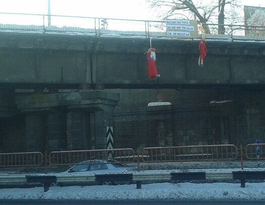 В Киеве "повесили" Деда Мороза. Фото. Видео