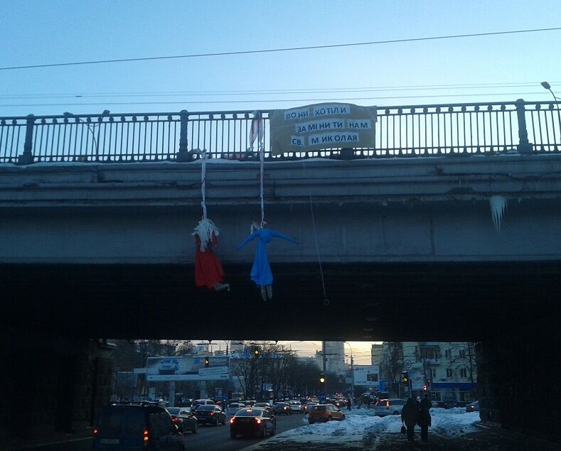 В Киеве "повесили" Деда Мороза. Фото. Видео