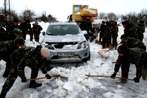 Снежные заносы усложнили проезд к более чем 460 населенным пунктам