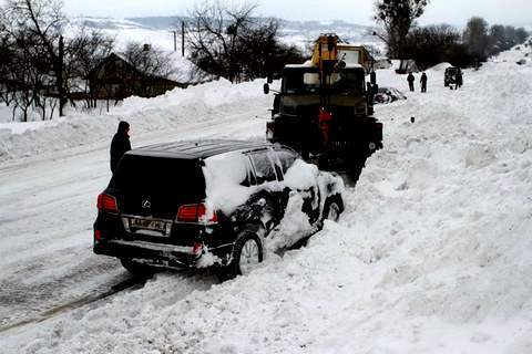 Снігові замети ускладнили проїзд до більш ніж 460 населеним пунктам