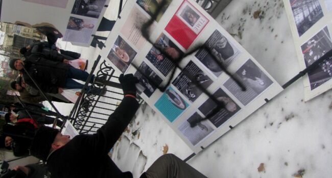 У Криму розгромили виставку про "фашистів Сталіна". Фото