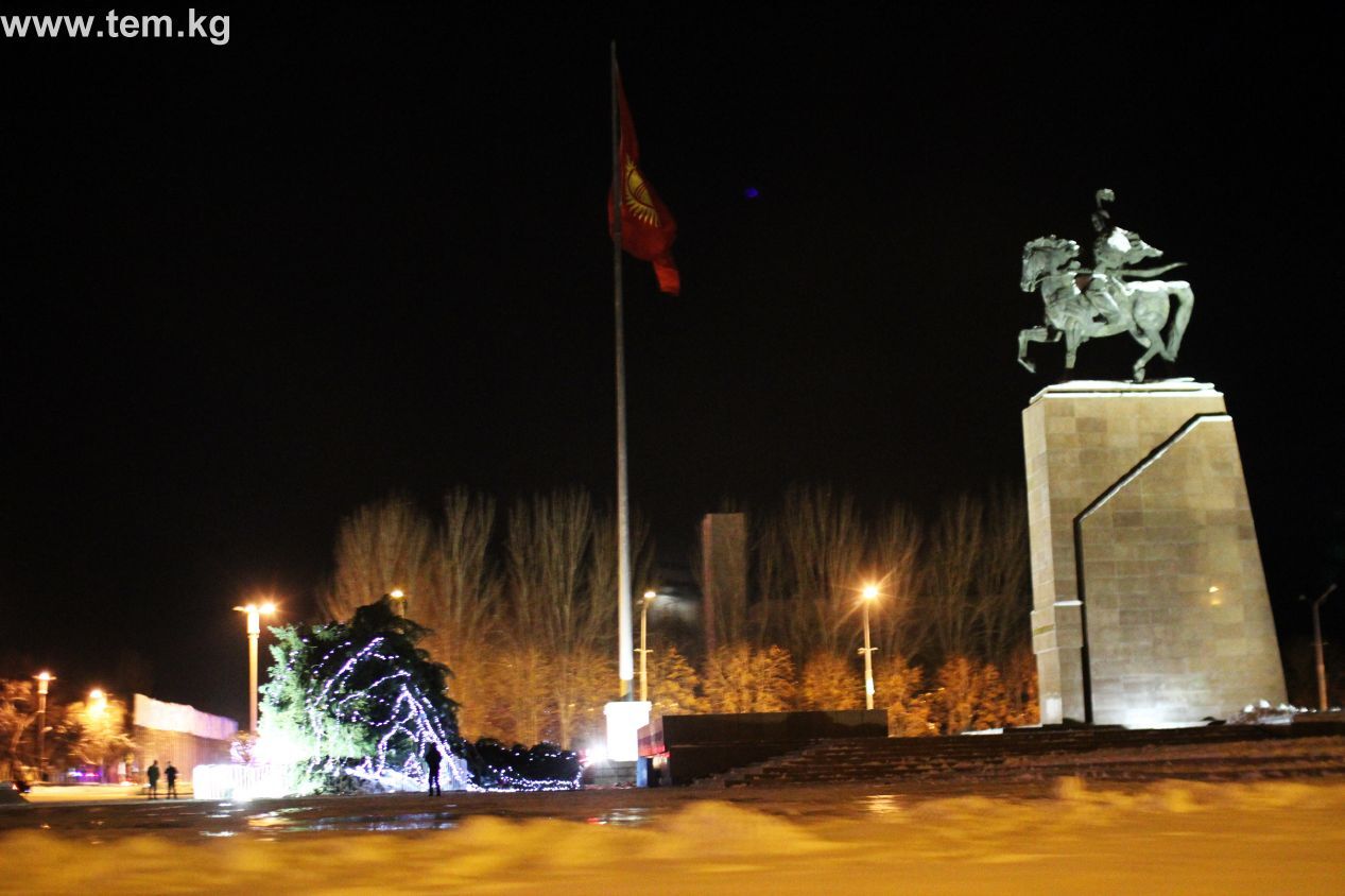 У Киргизії впала головна ялинка країни