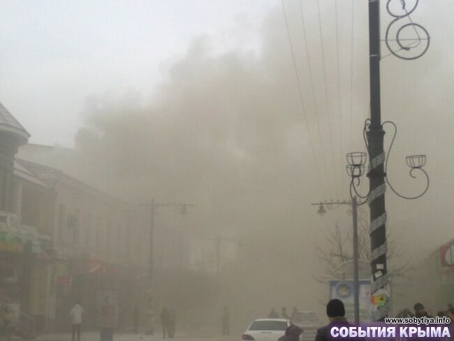 У центрі Сімферополя біля кримського парламенту горить будинок