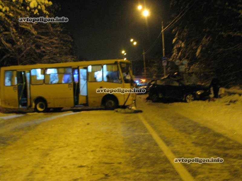 Ужасное ДТП с маршруткой в Киеве: погибли трое. Фото, Видео
