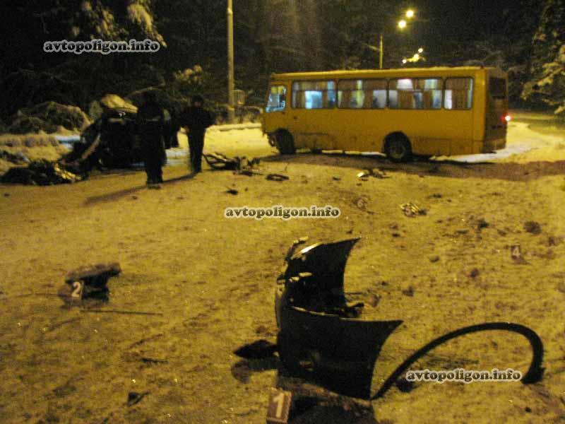 Ужасное ДТП с маршруткой в Киеве: погибли трое. Фото, Видео