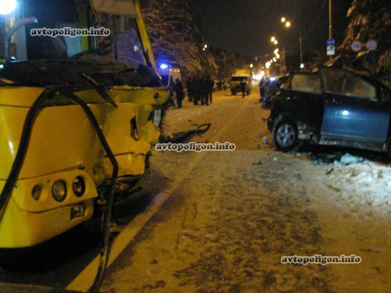 Ужасное ДТП с маршруткой в Киеве: погибли трое. Фото, Видео