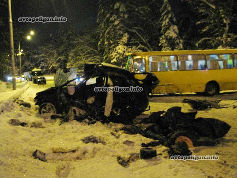 Ужасное ДТП с маршруткой в Киеве: погибли трое. Фото, Видео