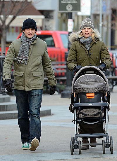 Клэр Дэйнс впервые вышла на прогулку с сыном. Фото