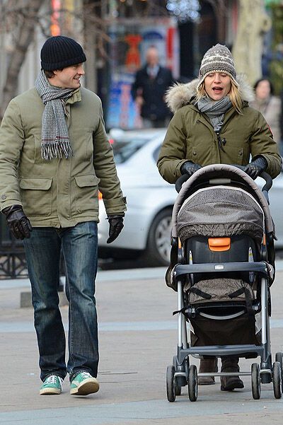 Клэр Дэйнс впервые вышла на прогулку с сыном. Фото